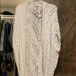 Sleeveless Crochet-look Cardigan